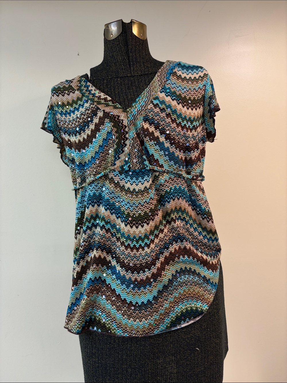 Womens Blue Patterned V-Neck Short Sleeve Top